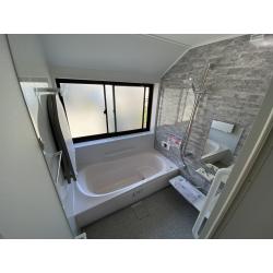 くつろぎ・温かさ・きれい特徴のTOTOサザナ。
気持ちよさにとことんこだわりました。浴槽やシャワー、お掃除まで、考え抜いた多彩な機能がこれまでにない「しあわせ」と「ゆとり」を生み出します。
“あるとうれしい”を重ねた、想像を超えるバスタイムであなたの毎日を、もっと気持ちよく、もっと楽しく。