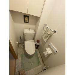 リクシルアメージュ アクアセラミックをおすすめさせていただきました。特徴としては、水アカと汚物の固着を防ぐ「アクアセラミック」という新素材です。この素材は、ISO準拠の銀イオンの力で抗菌・防臭効果も持ち、陶器表面にキズがつきにくい耐久性もあります。さらに、フチレス形状による掃除のしやすさや、パワーストリーム洗浄による節水・洗浄力、電動お掃除リフトアップ機能などが日頃のお手入れを楽にし、トイレを清潔に保つことができます。﻿