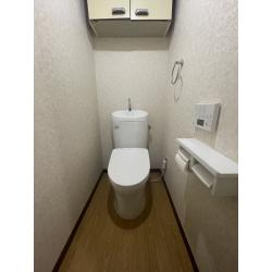 TOTOピュアレストEXは、丸みを帯びたタンク形状に加え、便器側面の凹凸をサイドカバーで覆ったすっきりデザインです。 さらにアプリコットと便器とのすき間を極力抑えることで、お掃除がラクラクに。 ウォシュレット(便座)のホースがきれいに納まるスペースと構造により、ホースが便器からはみ出さずに収納できます。