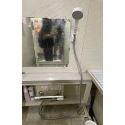 TOTOサーモスタット混合水栓をおすすめさせていただきました。
温度調節が簡単でストレスなく操作でて、高温による火傷のリスクを防ぎ、安心して使用できる。
凹凸が少ないため、掃除が簡単で、スタイリッシュで清潔感のある、おしゃれな形状。