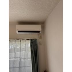 日立AJシリーズのエアコンを設置しました
狭い場所やベランダにもすっきり収まるコンパクト設計が最大の特徴のシンプルモデルです。