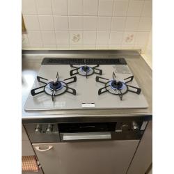 リッセは、リンナイの公式アプリ「プラスアールレシピ（＋R RECIPE）」に対応しています。 アプリとコンロをつなぎ、好きなレシピを選んでコンロに送信するだけで、あとはコンロが自動で火加減や消火まで行ってくれます
便利なココットプレート ココットプレートを使うと油の飛び散りはごくわずか。 ニオイも広がりにくいので気軽にグリル調理を楽しめます。