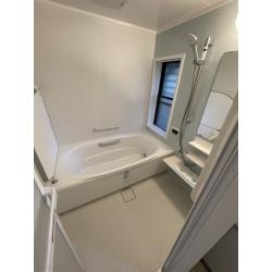 ライフスタイルに合わせた高いカスタマイズ性と掃除のしやすさが特徴の、リクシル　リデアをおすすめさせていただきました。
具体的には、浴槽・シャワー・カウンターの種類が豊富で、壁材や床材、収納などを自由なレイアウトで選べます。また、取り外して丸洗いできるカウンターや、ゴミが溜まりにくい排水口、汚れが付着しにくい床など、清潔さを保つ工夫が随所に施されており、快適なバスタイムと手軽な清掃が実現できます。﻿