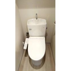 TOTOピュアレストQRの特徴としまして、便器に汚れが付きにくく落ちやすい「セフィオンテクト」や、便器鉢内をぐるりと洗い流す「トルネード洗浄」、便器のフチ裏を無くした「フチなし形状」といった基本的な機能がしっかりと搭載されています。
ウオシュレットSBは、本体袖で操作するベーシックな貯湯式モデルで、「きれい除菌水」によるノズル洗浄や、便器にミストを吹きかける「プレミスト」機能、お掃除しやすい「クリーン便座」などが主な特徴です