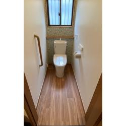 リクシルアメージュハイパーキラミックをおすすめさせていただきました。主な特徴は、「ハイパーキラミック」による高い防汚性と抗菌性、フチレス形状やパワーストリーム洗浄による掃除のしやすさ。ハイパーキラミックは、表面が傷つきにくく汚れに強い陶器で、銀イオンのパワーで細菌の繁殖を抑えます。また、便器のフチをなくした「フチレス形状」と強力な水流で、掃除が簡単で清潔さを保ちやすい設計になっています。 
今回は特別お値引きの費用になってますのをご了承ください。