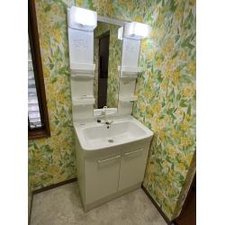 LIXILのオフトW750をおすすめさせていただきました。
奥行き500mmのコンパクト設計と「大型陶器製洗面器」が特徴です。コンパクトながら洗顔やつけ置き洗いがしやすく、洗面室を広く使えます。お手入れがしやすいように、水栓周りの約5°の傾斜や、髪の毛が絡みにくい「ラクとれヘアキャッチャー」を備えています。
節電・節水性に優れたLIXILの小型電気温水器（LIXLゆぷらす）が、かしこい省エネを実現し、より快適なパブリックの洗面空間をご提案します。 