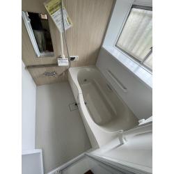 リクシルの「リデア」は独自の断熱構造を採用しており、冬場でも暖かく過ごすことができます。 お風呂の天井・壁・洗い場に、保温材がプラスで追加されているため、保温性が高いです。 また、浴槽自体も断熱構造となっているので、お湯の温度低下を抑えるため、追い焚きの回数を減らすことができます。そして、広い浴槽とくつろぎのバスタイムを演出する機能、掃除がしやすい構造、1616サイズは浴槽の内部が約1600mm×1600mmで、大人が足を伸ばしてゆったり入浴できる広さです。 