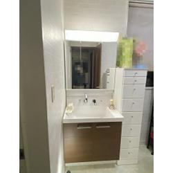 リクシル「ピアラ」は、「キレイとラク」をコンセプトに、掃除のしやすさと使いやすさを両立させた洗面化粧台です。主な特徴は、汚れがたまりにくい「新てまなし排水口」や一体成型のハイバックガード、お湯を無駄にしない「エコハンドル」といった清掃性・省エネ性能に優れた機能があり、ひろいボウルも特徴になってます。
スッキリとした洗面台に変化いたしました。