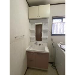 リクシル「ピアラ」の一面鏡は、鏡裏収納付き（オープン棚やポケット）で、ユーティリティフックが付いており、洗面小物をすっきり収納できます。また、シンプルなデザインで、鏡の隣にオープン棚があるため、価格も三面鏡より安価で、 compact な洗面空間にも適しています。さらに、LED照明付きで、くもり止めコートも選べるのが特徴です。
