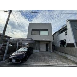 外壁改修工事。
下地を補修して、カーポート交換もおこないました