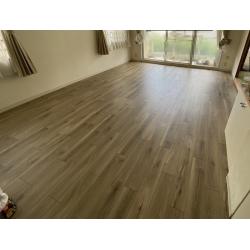 カーペットだった床を、フローリングに張替え。掃除もしやすくなり、お部屋の雰囲気がガラッとかわりました