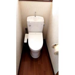 TOTOの中でも特に人気のあるピュアレストQRは、便器に汚れが付きにくく落ちやすい「セフィオンテクト」や、便器鉢内をぐるりと洗い流す「トルネード洗浄」、便器のフチ裏を無くした「フチなし形状」といった基本的な機能がしっかりと搭載されています。