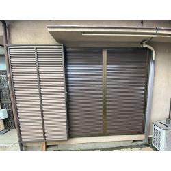 ルーバー雨戸は、特徴的な機能があります。 羽板の角度を調整することで、雨戸を閉めた状態でも室内の換気が可能です。これは、特に風通しを良くしたい夏場などに便利です。さらに、 完全に閉めることで、一般的な雨戸と同様に窓の補強や簡易的な防犯対策になります。デザイン性が高く、和風・洋風問わず様々な住宅スタイルに合わせやすい製品が多くあります