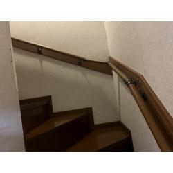 手すりの上部が平らになっていて、手のひらで包み込むように握りやすく、体重を乗せやすい形状です。特に、廊下や階段での歩行補助に最適です。さらに、 現場に合わせてのこぎりで長さをカットできるので、状況に応じた長さ調整が可能な、TOTOのフリースタイル手摺りをおすすめさせていただきました