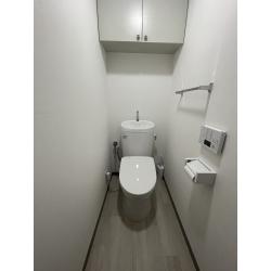 お掃除しやすい 丸みを帯びたタンク形状に加え、便器側面のをサイドカバーで覆ってあり、 渦を巻くようなトルネード洗浄が、少ない水で効率的に洗浄します。フチなし形状 フチ裏をなくした独自開発の形状のTOTOピュアレストEXをおすすめさせていただきました 