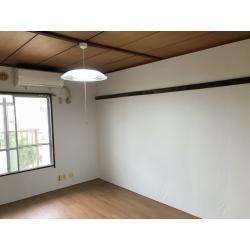 畳からフローリングに交換したいとのご要望でした。一度の工事で済ませてガラッと変化のあるお部屋にとご提案をさせていただいて、壁・天井クロスも張替えて、エアコンも取付させていただきました。