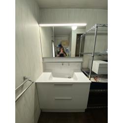 空間を広く、明るく見せるクリーンな白色ですが、ただの真っ白ではなく、薄い木目のような、パナッシュ・粋な・飾り立てた・の名の通り、柔らかなニュアンスがあるホワイト面材のTOTOパナッシュホワイトをおすすめさせていただきました