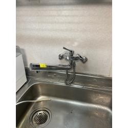 TOTOの壁付シングル混合水栓は、レバー1つで湯水の切り替えと水量調節が可能な、キッチンやランドリーに最適な壁付けタイプです。最大の特徴は、水とお湯をきっちり使い分け、無意識の給湯機作動を防ぐ「エコシングル」機能や、やわらかい「ミクロソフト」シャワー、清掃性の高いハンドシャワー機能が特徴です