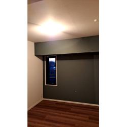 クロスの張替えで、ガラッと雰囲気が変わり、オーダーの棚を付けて、おしゃれな空間になりました。
