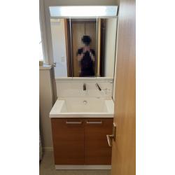 2階3階の洗面台は、TOTOのサクアに交換させていただきました。
広くて深いひろびろ陶器ボウル、水栓が自在に動くエアインスウィング水栓、大容量の奥ひろし収納が特徴の、機能性とコストパフォーマンスに優れた人気スタンダードモデルです。汚れが付きにくいセフィオンテクト加工や、節電・節水機能も充実しています