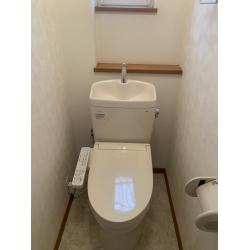 トイレの流れが悪く詰まってしまったので、交換させていただきました。
超節水・低水圧対応の高性能な組み合わせトイレです。汚れが落ちやすいセフィオンテクト陶器と、フチなし形状、トルネード洗浄で、お掃除がしやすく、コンパクトですっきりとしたデザインが特徴。価格と性能のバランスが非常に良く、リフォームで高い人気の、TOTOピュアレストQRをおすすめさせていただきました。