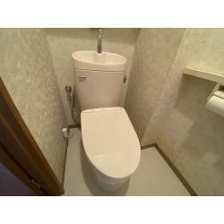 丸みを帯びたデザインと高い清掃性が特徴の組み合わせ便器ハイグレードモデルです。
フチなし形状、トルネード洗浄、汚れを弾くセフィオンテクトにより、掃除がしやすく、大4.8Lの強力な節水性能も備えているのが特徴のTOTOピュアレストEXをおすすめさせていただきました。トイレ交換と合わせて、床の張替えもさせていただきました