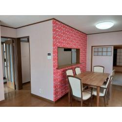 以前の単色の壁紙から雰囲気をガラッと変えて、小窓のカウンターを利用してお洒落なカフェ風の壁紙にしたことにより
リビングが明るくなりました