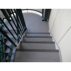 段差が見やすく、滑り止めの床材に張り替えさせて頂きました。