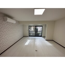 白を基調と、柄のクロスもアクセントとして貼り、おしゃれで明るく清潔感のある洋室になりました。