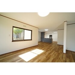戸建てリフォームをさせていただきました。
お客様のご希望を叶えられるようプランの検討を重ね、耐震補強や断熱材の施工もしっかりしていきます。
広く明るいLDKや懐かしい雰囲気を味わえる和室などフルリノベーションです。
水まわりも動線をつなげることで使い勝手もよくなりました。