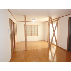 戸建の全面リフォームです。和室を洋室にして、間仕切りの壁を構造のスケルトンにして、開放感を高めました。