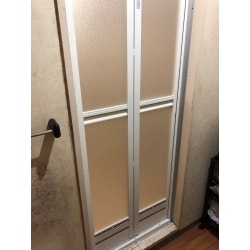 浴室アルミドア、ドア部分を撤去して浴室折戸をカバー工法で施工いたしました。