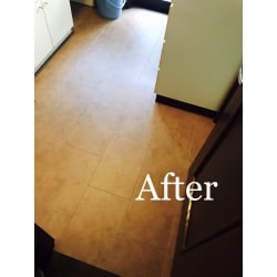 キッチンの床が傷んでいるため、フロアタイルの張替工事を行った。