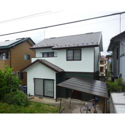 コケは根を張るため、家庭用の洗浄機では根まで取り除くことは難しく、一度発生すると再発しやすくなるので、発生したらなるべく早く専門業者に見てもらうのが良いでしょう。
外壁は色味も大きく変え、ツートンカラーのおしゃれな外観になりました！

