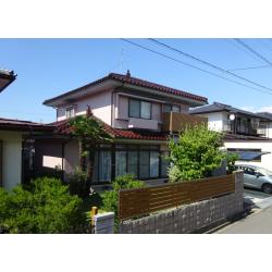 無垢材を多く使用した木造建築では、長年にわたって紫外線を浴びることで、木部の色あせや汚れの蓄積が進みます。また、木材の内部には、表面だけでは落としきれない汚れが染み込んでいる場合も。

こうした経年による変化や汚れを一度リセットし、木材本来の状態に近づけるために行う工程が「あく洗い」です。