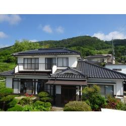 超低汚染性の塗料で、塗装後の美しさが長持ちします。
周辺の緑に外壁の白さが映えてきれいですね！