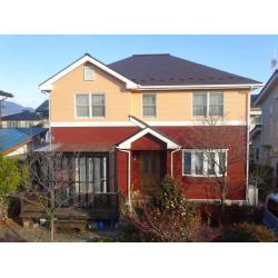 木製ドアや雨樋など、お家のアクセントとなる付帯部分も全て再塗装し、新築の頃のような美しい外観に。
1階と2階の間の白がセパレーションカラーとなり、配色した色味がより効果的に見える仕上がりになりました。