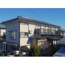 屋根やベランダ、木部などの色味をブラック系に統一し、モノトーンの高級感ある外観に仕上がりました。