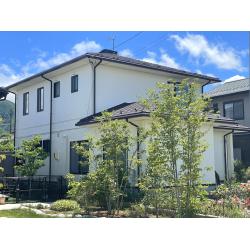 天窓の耐用年数は20年程度で、劣化が進むと雨漏りに繋がることが多いです。交換をするか、使用していないのであれば撤去が望ましいです。