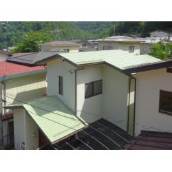 ガルバリウム鋼板は耐久性が高い素材なので、長期間に渡り軒天を保護することができます。塗装の必要がなく、メンテナンス費を抑えられるのもメリットです。