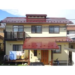 屋根の防水性・遮熱性をしっかり回復し、劣化していた破風板もカバー工法で一新。木部の風合いを活かした軒天と調和し、機能性と美観を兼ね備えた安心感のある外観に仕上がりました。