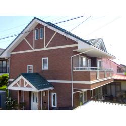 クリヤー塗装により、レンガ調サイディングの風合いをそのまま活かしながら、ツヤが均一に整った美しい外観に。補修と下地調整を丁寧に行うことで、見た目だけでなく耐久性もしっかり向上しています。