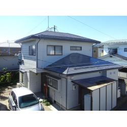 劣化していた外装を丁寧に補修したうえで塗装し、落ち着きのある配色で統一感のある外観に一新。軒天や雨樋も含めて整えたことで、美観だけでなく安心して長く住める住まいへと生まれ変わりました。