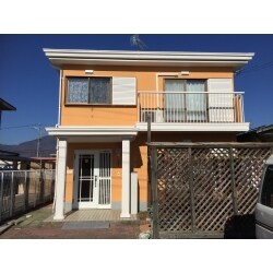 オレンジ色が映えるオシャレな住宅に生まれかわる塗装工事