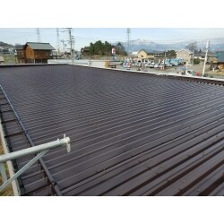 折半屋根はボルト部分の劣化で雨漏りが起こる可能性があります。
塗装工事とボルトキャップの取付を行いました。