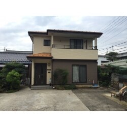 今までは単色の住宅でしたが今回の塗り替えで１階と２階で塗り分けるなど、オシャレな住宅に生まれ変わりました。
また、屋根に使用した塗料は高耐久性のフッ素塗料を使っています。