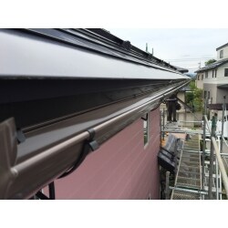 雪の影響でたわんでしまった雨どい。そのまま放置すると建物にも影響を及ぼす可能性があることから、
破損している部分を全て撤去し、新しい雨どいを取り付けました。