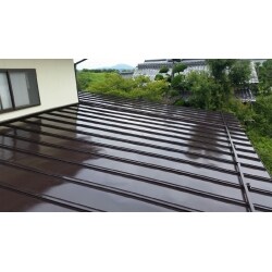 色あせが進んでしまったトタン屋根をさびが出る前に塗装工事にて保護を行いました。