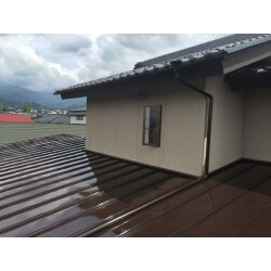 屋根自体の状態が良く、錆びもほとんど出ていなかったので、コストパフォーマンスに優れた下塗りのいらない塗料で塗装を行いました。