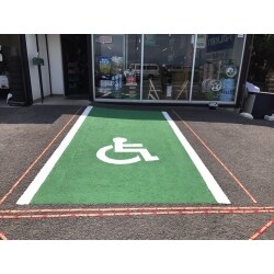長年の使用で全く見る影のなくなってしまった駐車スペースを塗装でよみがえりました。